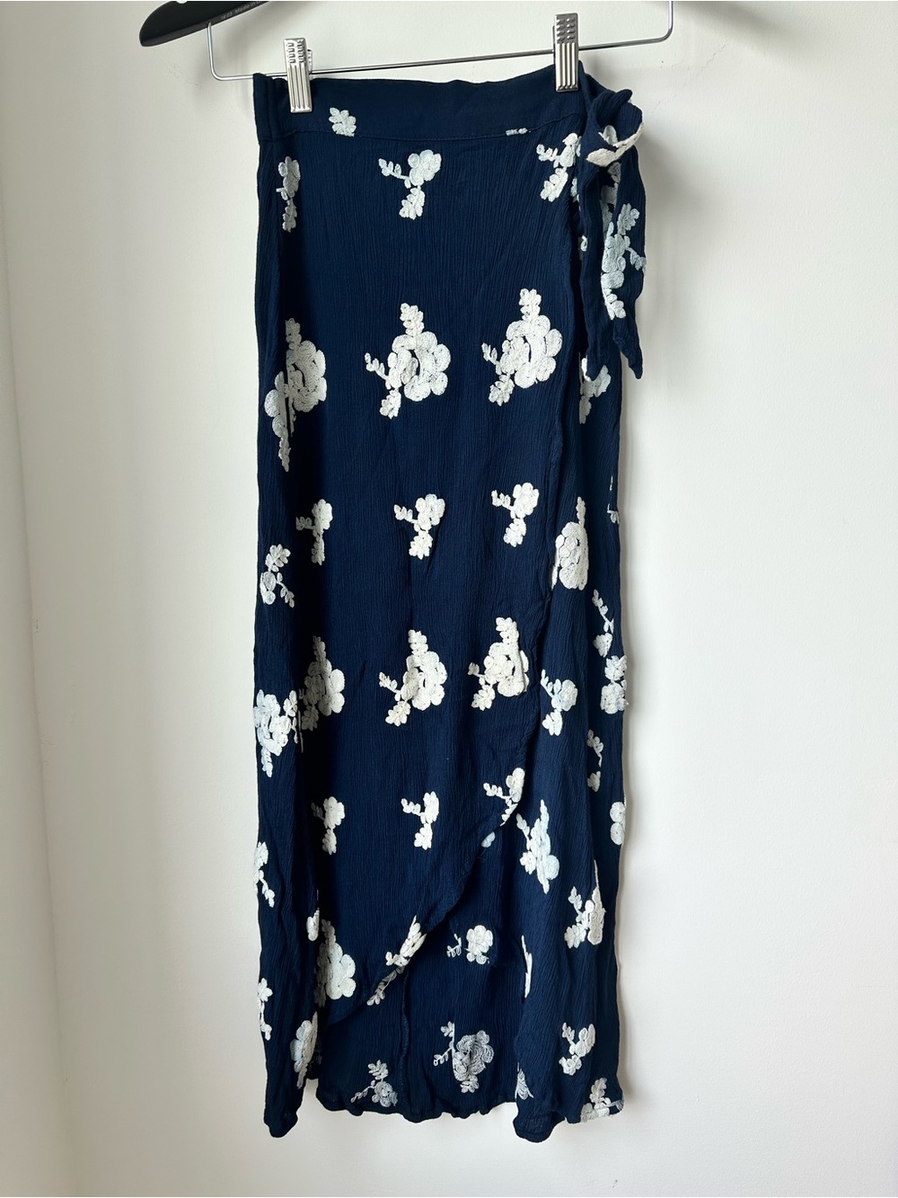 Saks Fifth Avenue Navy Floral Faux Wrap Skirt with White Blossom Print Size S